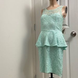 Forever 21 women mint green sleeves less peplum lace dress. Size S.New with tags